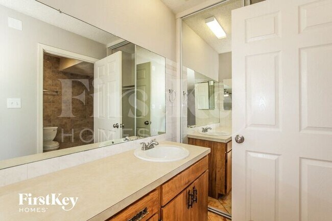 Building Photo - 2733 E Larkspur Dr