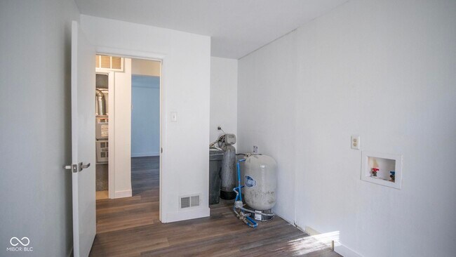 Building Photo - 2323 W 59th St