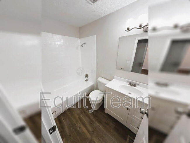 Building Photo - 10920 Crystalhill Ct