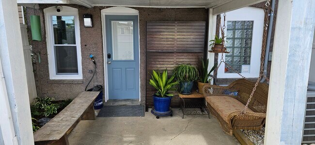 Building Photo - 4633 Kernwood Ave