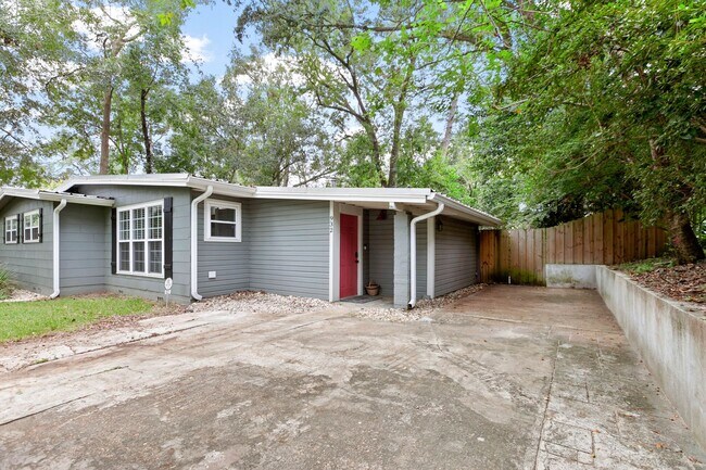 Building Photo - 3/2 House by TMH!! Available April!! fully furnished, 6 or 12 month lease available