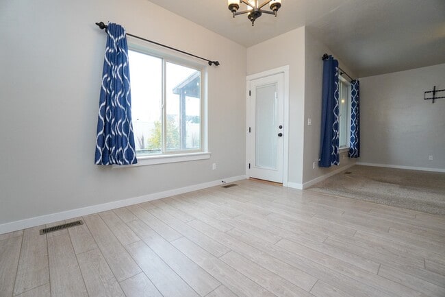 Building Photo - 1187 W Davenport St