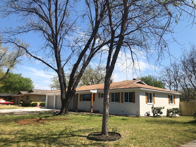 Building Photo - Custom Remodeled Home on a Tree lined street in Benbrook!!  Bonus Room could be game room extra l...