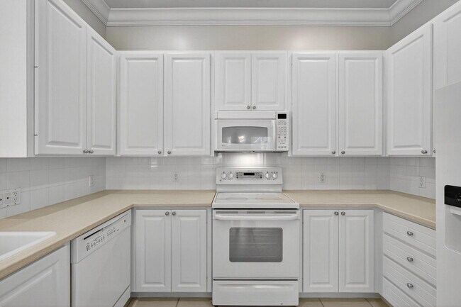Building Photo - 121 Savona Dr