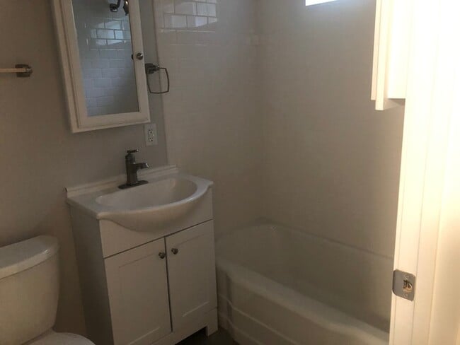 Building Photo - BEAUTIFUL TWO BEDROOM CHARMER LOCATED IN LONGVIEW