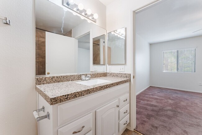 Building Photo - Gorgeous 3 Bedroom Seven Hills Condo For L...