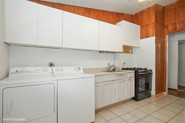 Building Photo - 2205 Fulle St