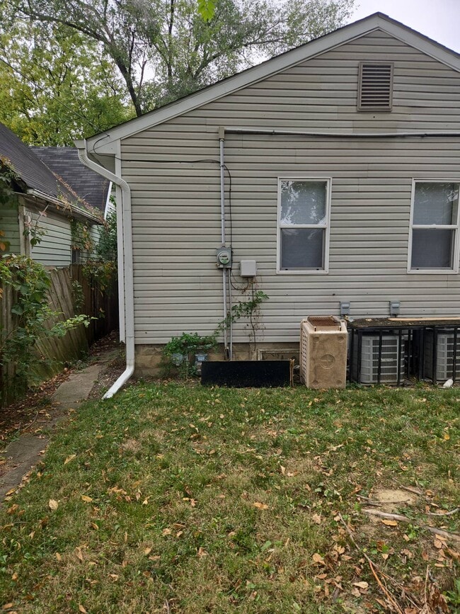Building Photo - 417 N Beville Ave