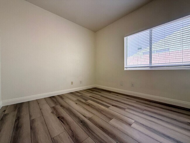 Building Photo - Beautiful open concept remodeled 3 bedroom...