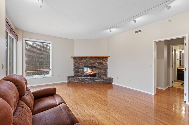 Building Photo - Beautiful Downtown Coeur d' Alene Condo  w/ Amazing Views!