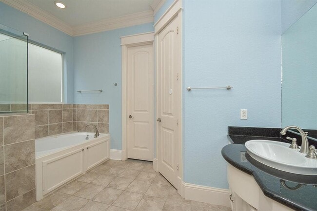 Building Photo - 1205 Aurora St