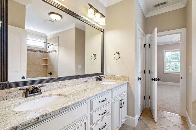 Building Photo - Elegant 5-Bedroom Residence with Luxurious...