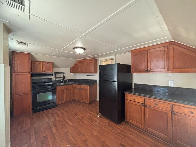 Building Photo - Charming 2 Bedroom 1 Bath Close to Downtown