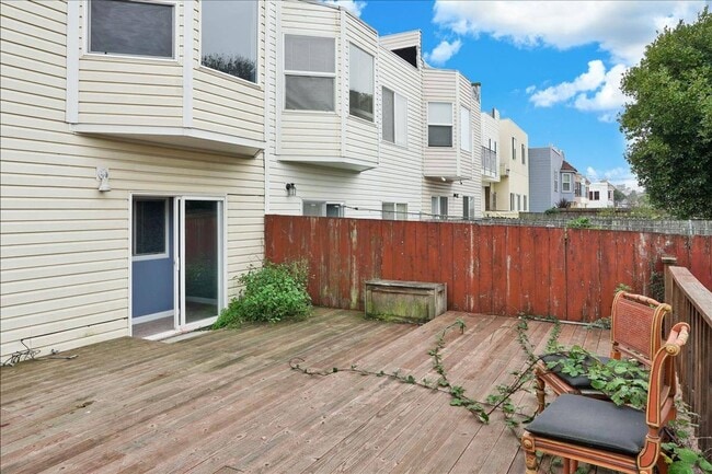 Building Photo - Fabulous 2 bed, 1 bath in San Francisco (Downstairs Unit)