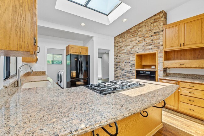 Building Photo - Beautiful West Facing Houghton Home with p...