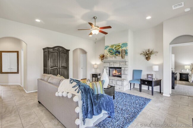 Building Photo - Beautiful 4 Bed 2 Bath Home with 2 car gar...