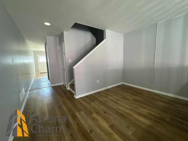 Building Photo - Updated 2 Bedroom Home with Modern Kitchen