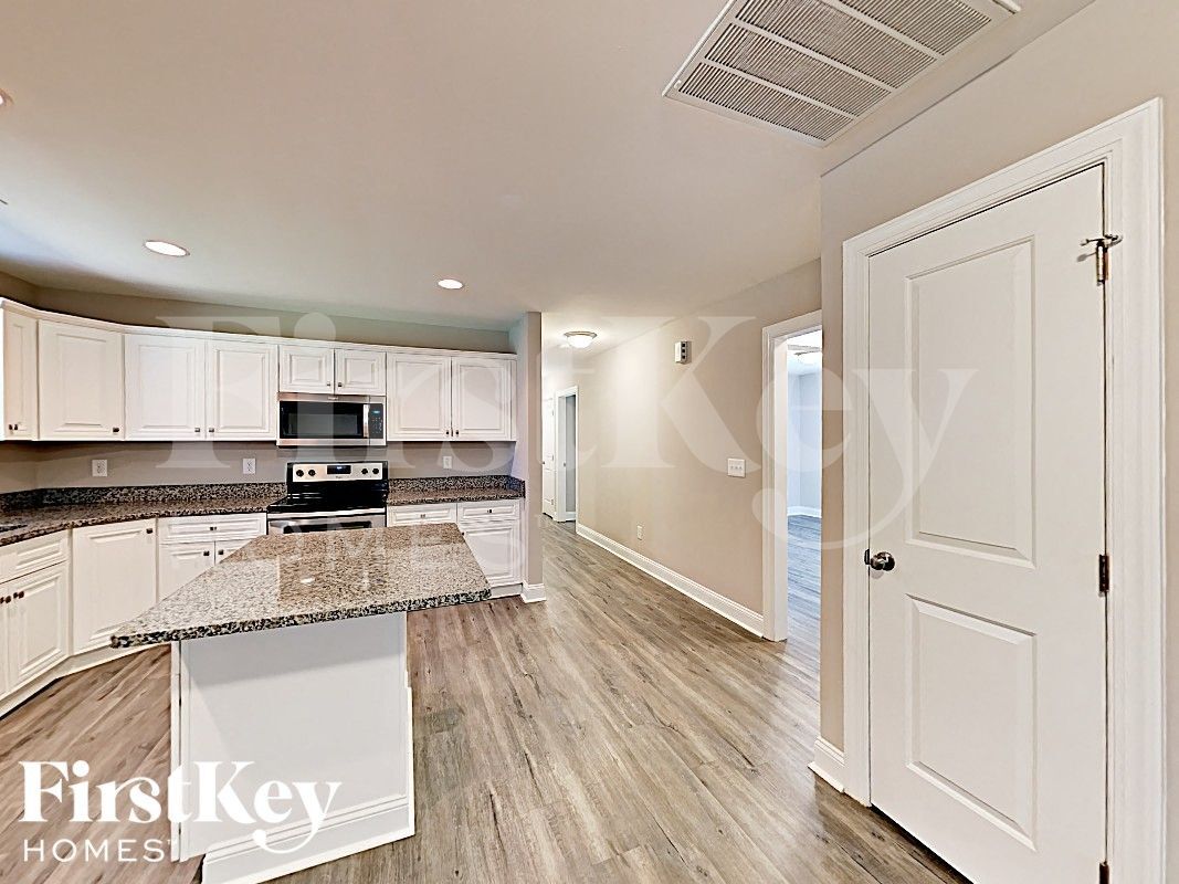 Building Photo - 839 Murphy St