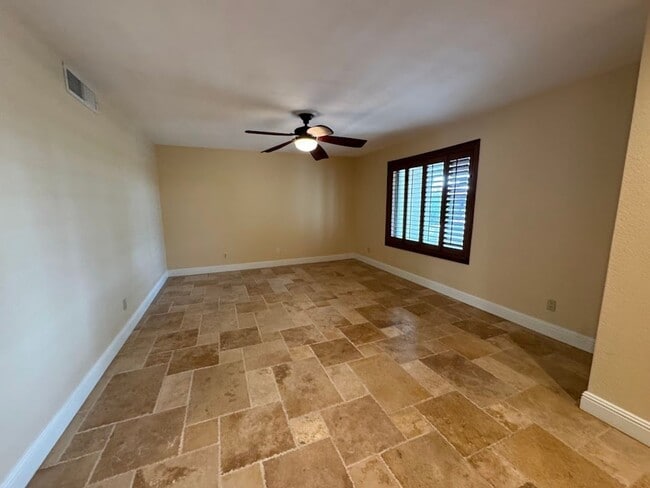 Building Photo - Modern Living Meets Outdoor Luxury in North Phoenix