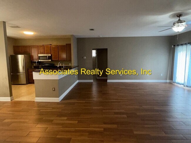 Building Photo - Willow Oak SW 3/2, a must see