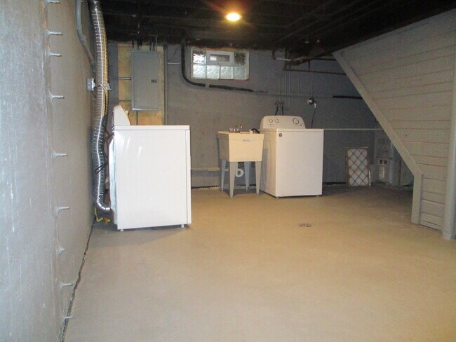 Building Photo - 448 Midway Dr