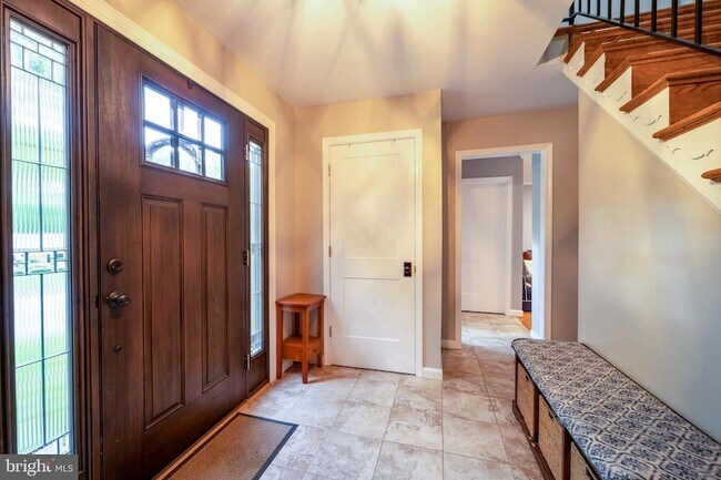 Building Photo - 2235 Abbotsford Dr