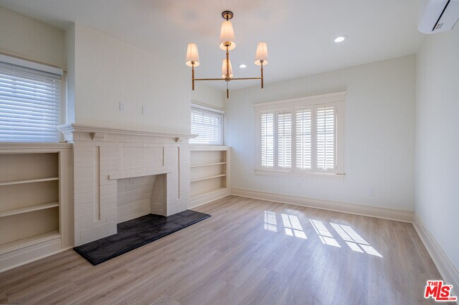 Building Photo - 216 N Catalina Ave