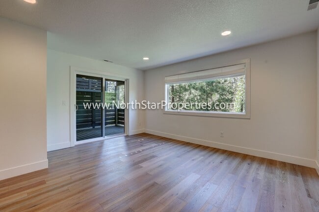 Building Photo - Beautiful home in NW Bend