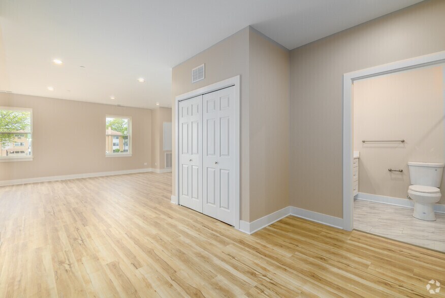 Studio - 690SF - Dining Area - 400 S Main Pl