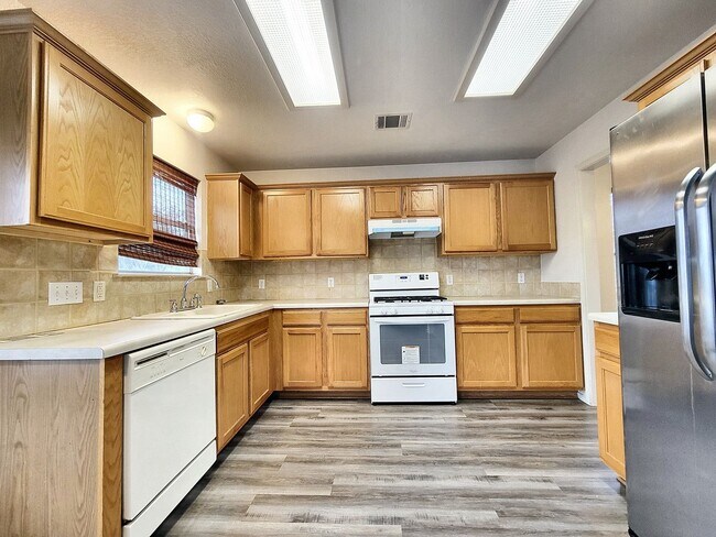 Building Photo - Inviting 3BR/2.5BA with Spacious Bedrooms & Great Outdoor Space