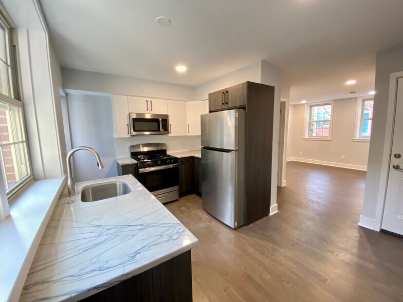 Primary Photo - 722 Lombard St