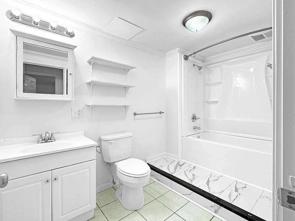 Downstairs Bathroom - 712 Powell St