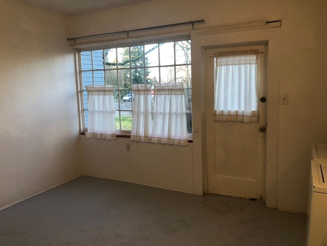 Building Photo - Large 4 bed/2 bath Farm House on River Rd. MOVE IN SPECIAL!