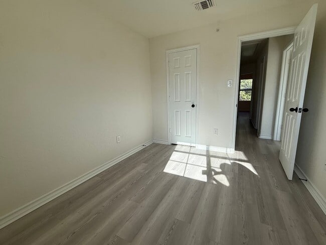 Building Photo - Townhome Near Retama Park...No Carpet.