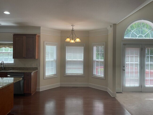 Building Photo - Outstanding Five Bedroom Three Full Bathro...
