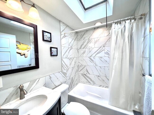 Building Photo - 2830 Castor Ave