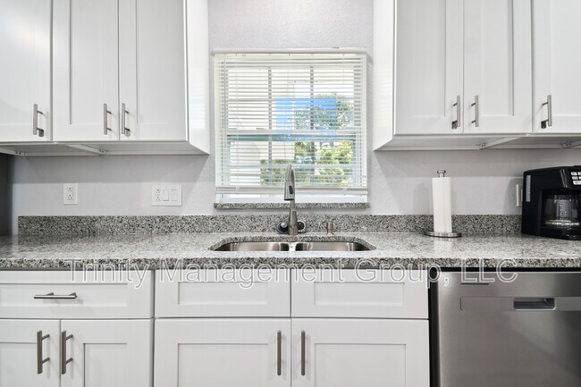 Building Photo - 1051 Dogwood Dr