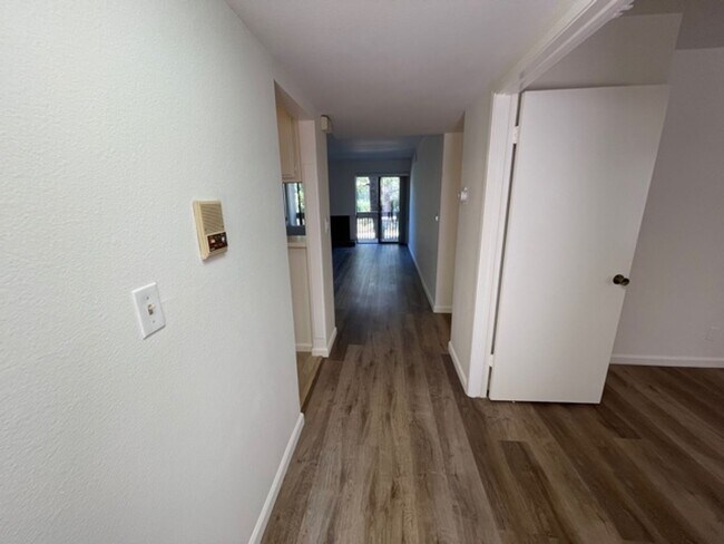 Building Photo - SHERMAN OAKS!!!: FANTASTIC 2 BEDROOM + 1 1...