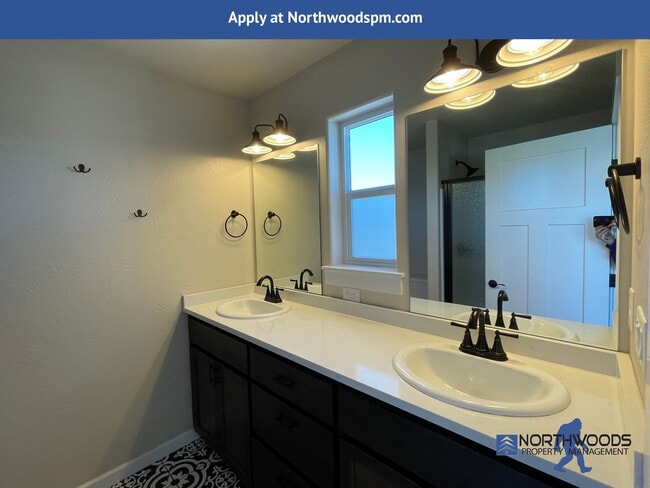 Building Photo - Gorgeous 2 Bedroom 2.5 Bath Townhome  in White City