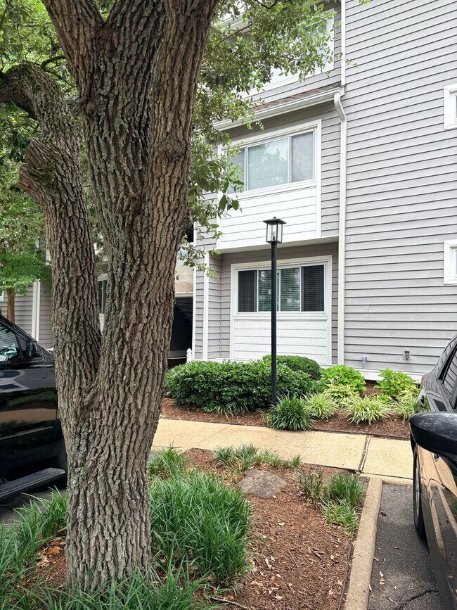 Building Photo - Beach Condo off Birdneck Road