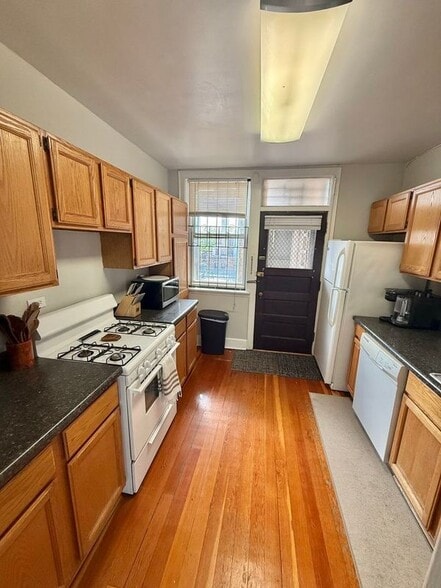 Building Photo - 4858 N Hermitage Ave