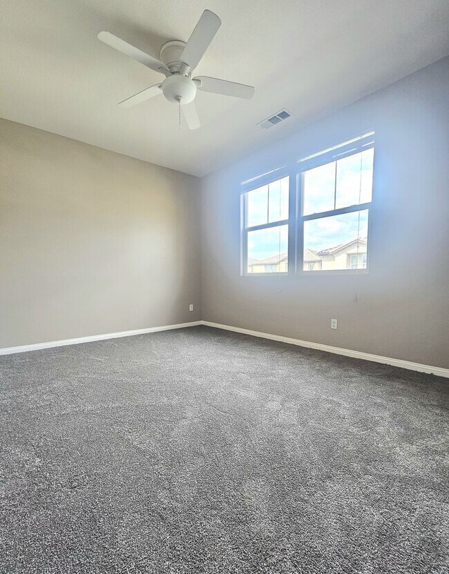 Building Photo - Gorgeous Spacious 3-Bedroom Home Now Avail...