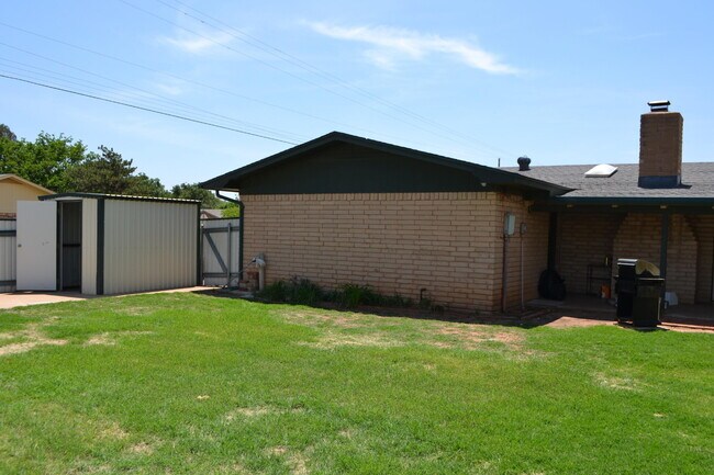 Building Photo - 5702 2nd Pl