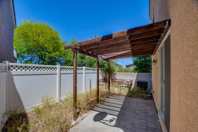 Building Photo - 2 Story 2 Bedroom Gated Community Amazing Location