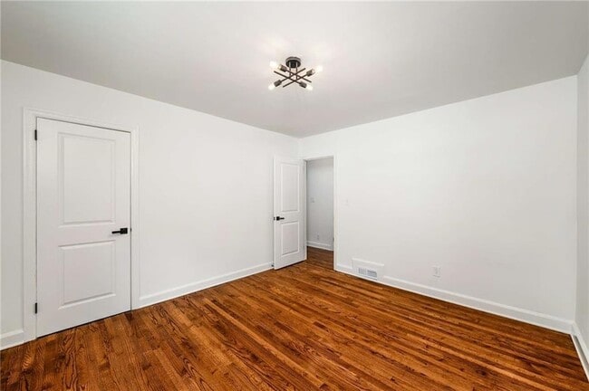Building Photo - 1774 Laurelwood Dr SW