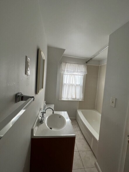 Main fl full bath2 - 134 S Broadway