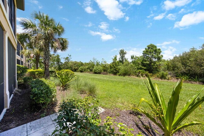 Building Photo - "Spacious 2-Bed, 2-Bath W/Den Condo Retrea...