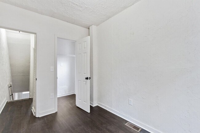 Building Photo - Bright 2 Bedroom, 1.5 Bath Home in Allison Hill!