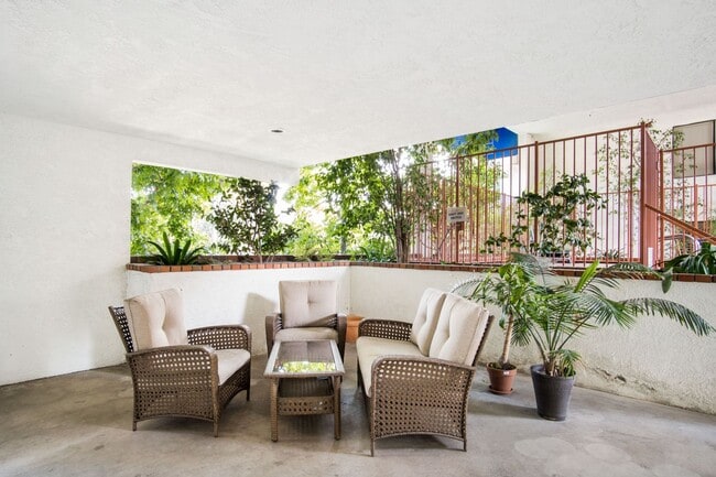 Building Photo - Newly renovated very bright 2 bed condo...