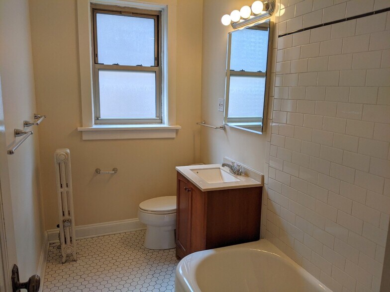 Building Photo - 914 Crain St
